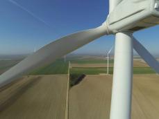 Éolienne photographiée par drone pour inspection