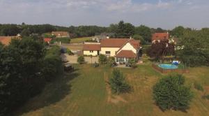 Maison en vente filmée par un drone en vue aérienne dans l'Eure