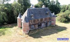 Patrimoine historique en vue aérienne manoir abandonné photographie par un drone