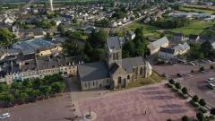 Patrimoine historique en vue aérienne par drone village de sainte mère l église