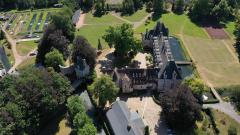 Photo en drone d un château du patrimoine historique Français