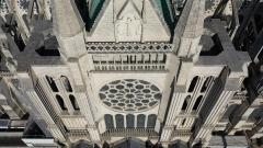 Vue détaillée patrimoine religieux en vue aérienne de la cathédrale de Chartres